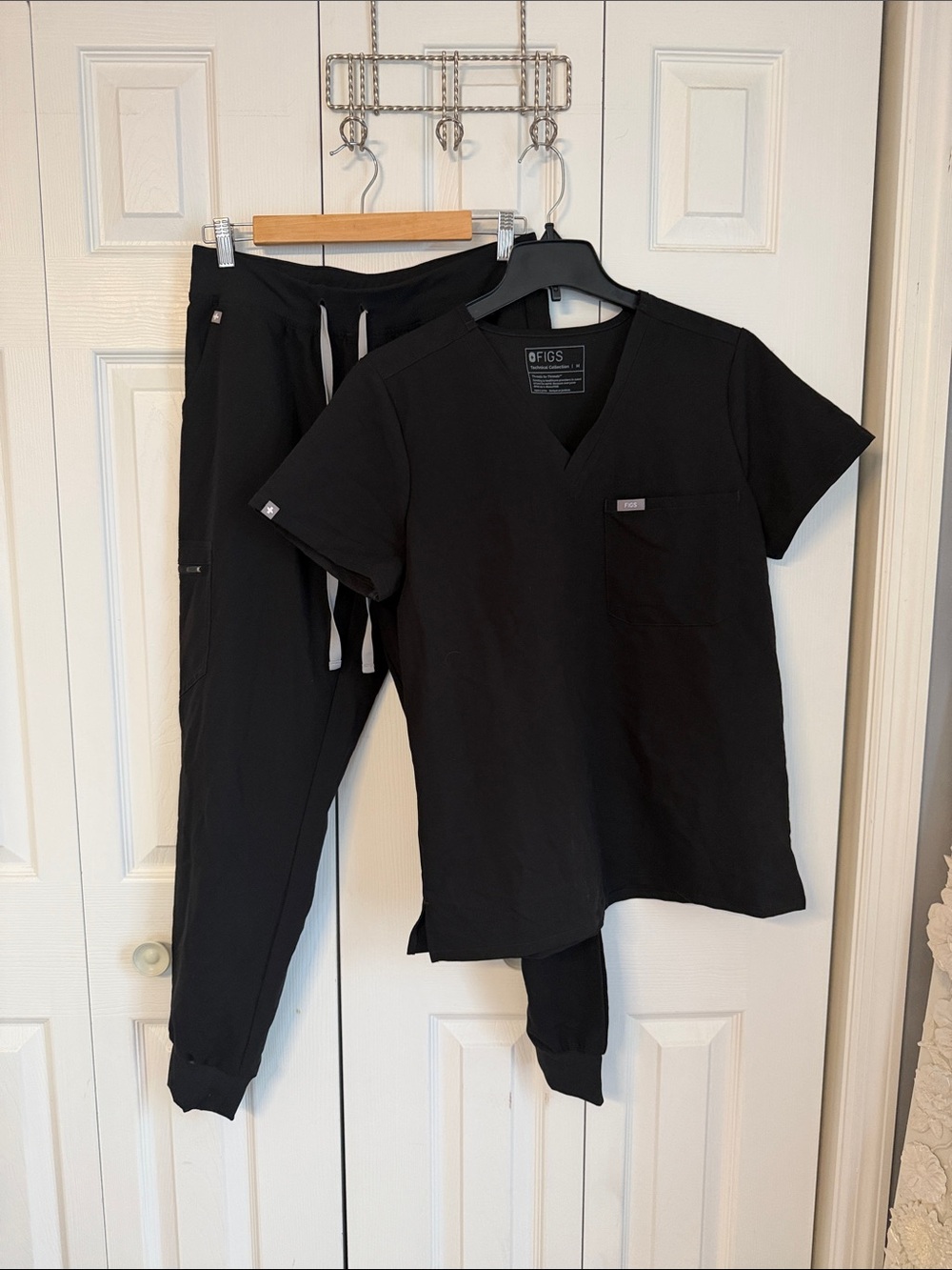 FIGS Black womens Jogger Scrub Set (Top & Pants)